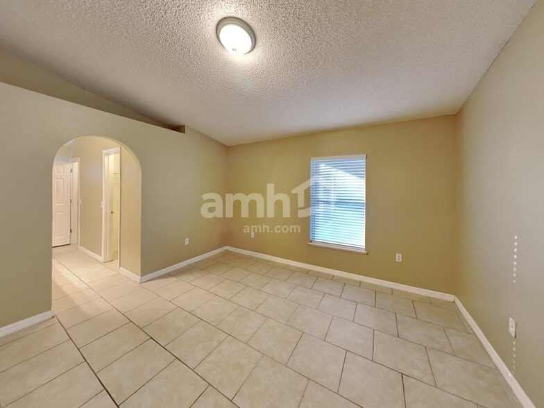 Building Photo - 16560 Corner Lake Dr