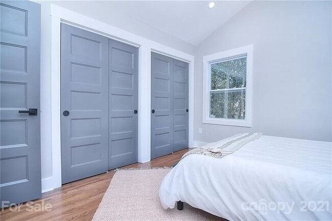 Building Photo - Remodeled 3 bed, 2 bath home in Plaza-Shamrock!