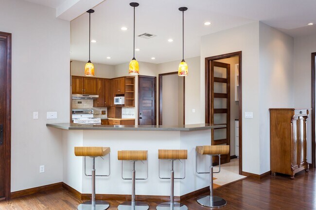 Building Photo - Loma Portal Craftsman with Views