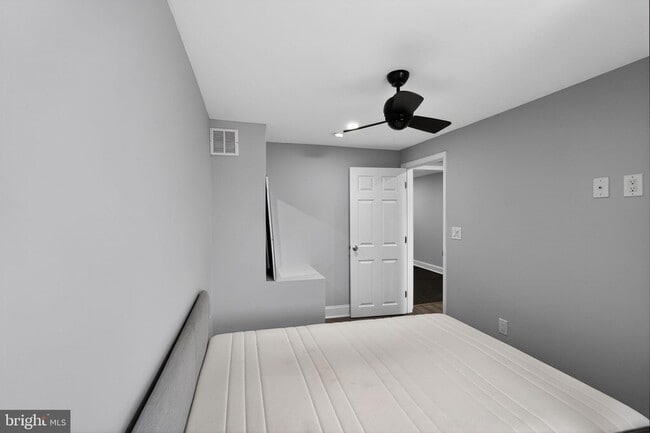 Building Photo - 4670 Umbria St