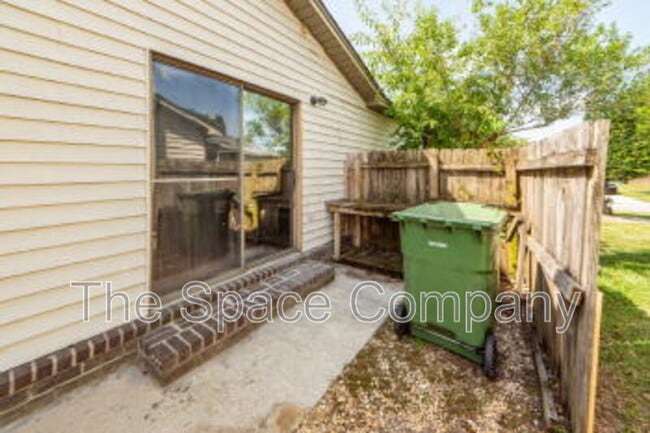 Building Photo - 404 Erskine St