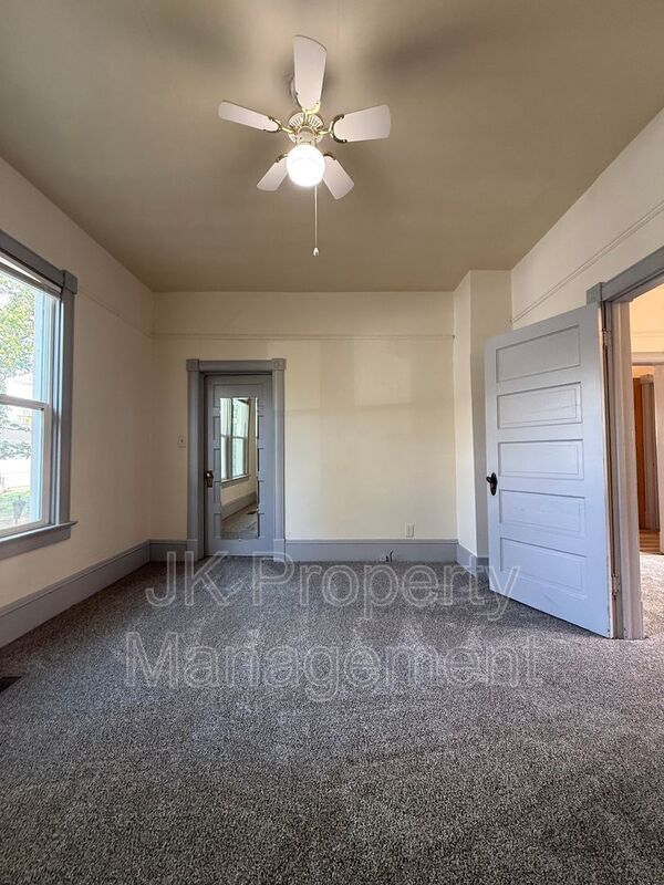 Building Photo - 613 8th Ave S