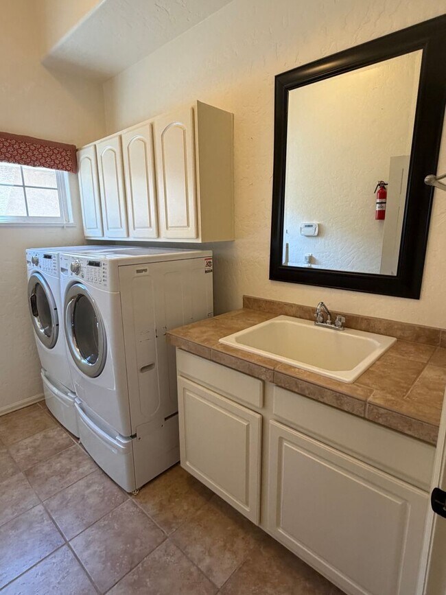 Building Photo - 1825 Venetian Dr