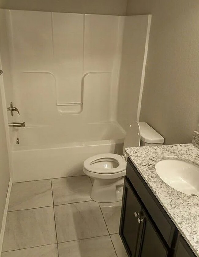 Building Photo - 3 Bedroom Townhome for Lease Rogers, AR! *...