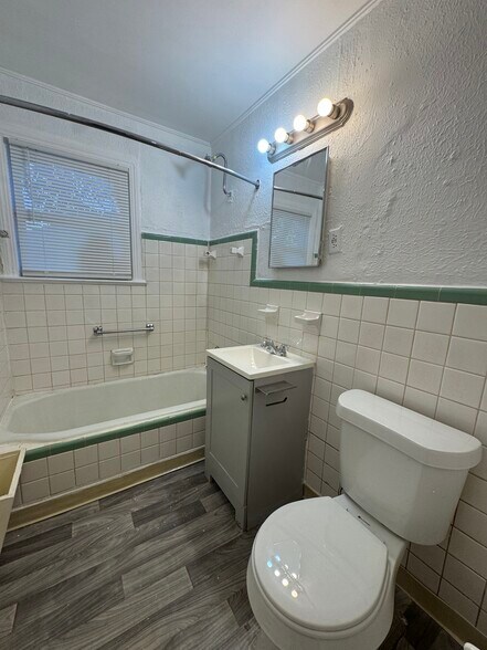 Building Photo - 2108 NE 18th St