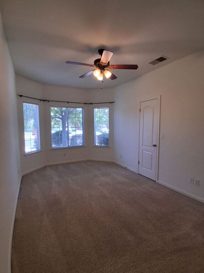 Building Photo - Desirable Clovis Single-Level Home: 3-bedroom, 2-bathroom