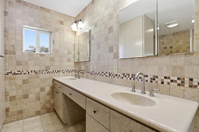 Building Photo - 128 Skyview Terrace