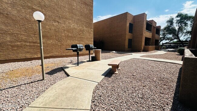 Building Photo - 2625 E Indian School Rd