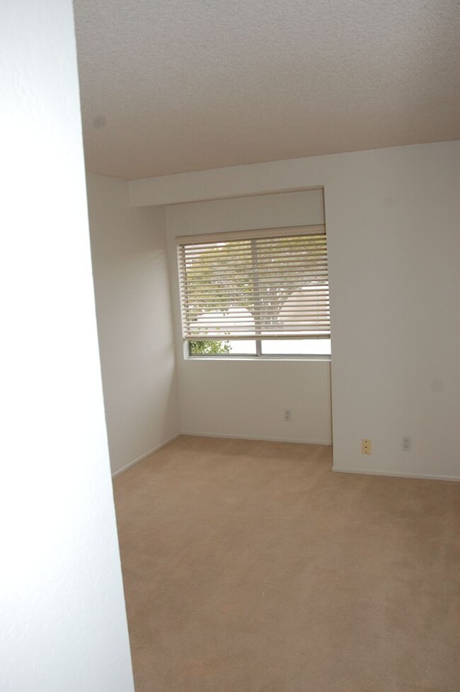 Building Photo - Goleta 3 Bedroom Townhouse