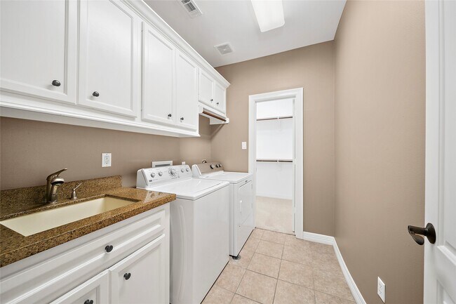 Building Photo - 4321 Jim West St