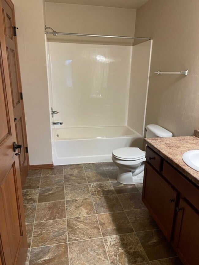 Building Photo - Spacious 2 Bedroom Upper Level Apartment