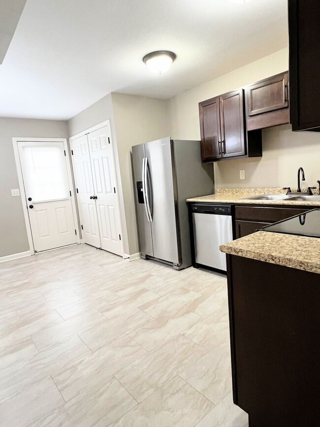 Building Photo - 2 Bedroom 1.5 Bath Townhome