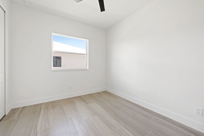 Building Photo - 1523 NW 34th Ave