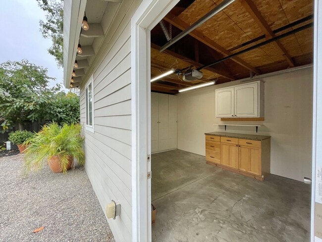 Building Photo - Charming 3 Bedroom 2 Bath Home in Old Town...