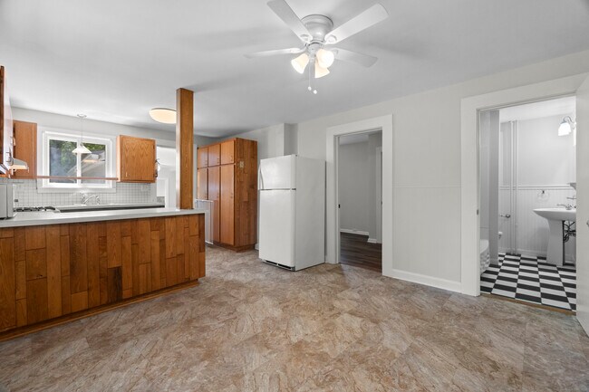 Building Photo - 671 Cornwall Ave