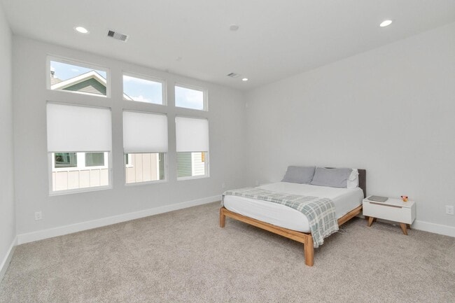 Building Photo - 3360 Pinemont Dr