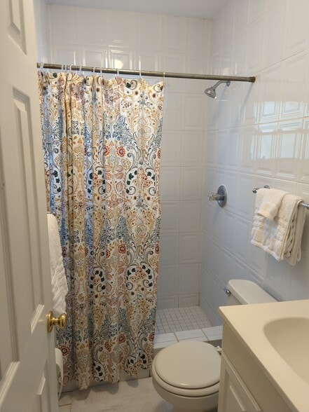bathroom 2 w/shower - 1905 SW 10th St