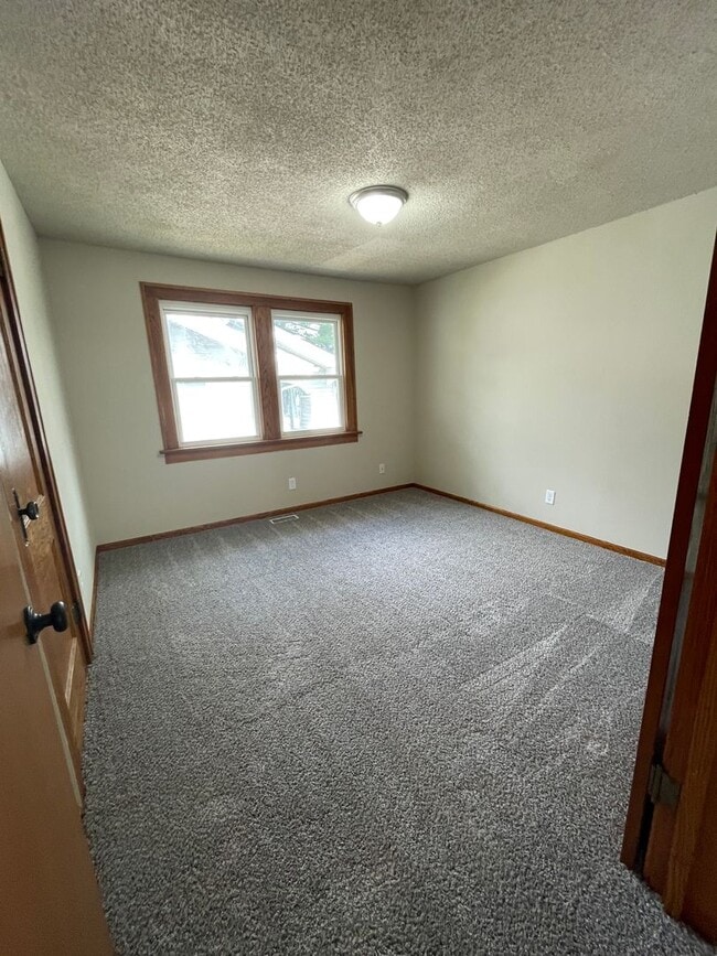 Building Photo - Remodeled 3 Bedroom , 1 Bath Home!