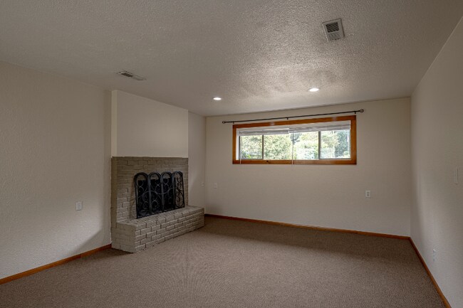 Building Photo - 10717 NE 145th Pl