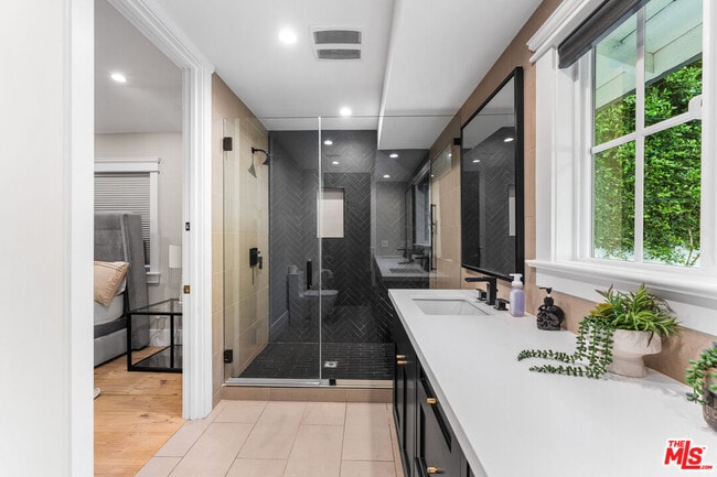 Building Photo - 13339 Margate St