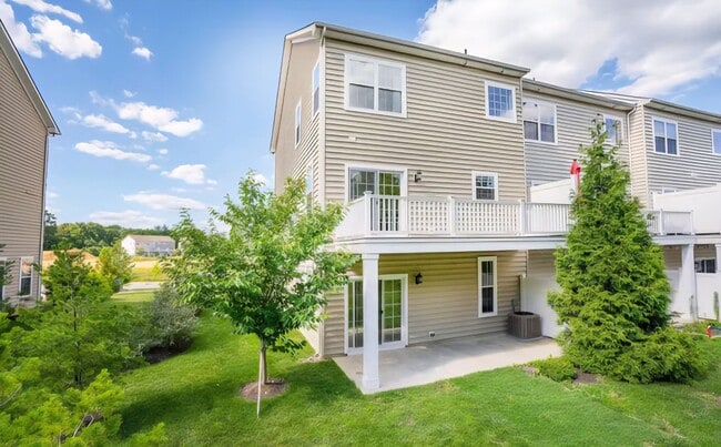 Building Photo - Spacious End-Unit Townhome for Rent in Mer...
