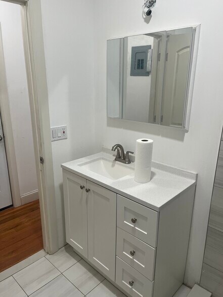 Building Photo - 535 Van Cortlandt Park Ave