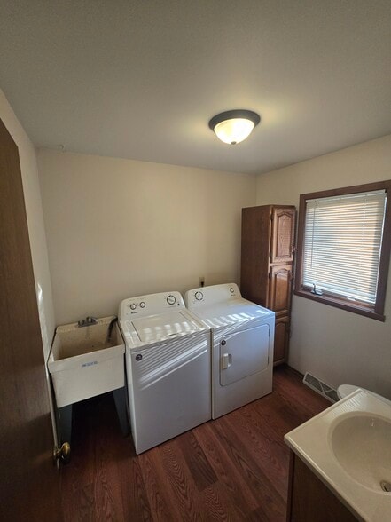 Building Photo - 7008 Ashwood Lane