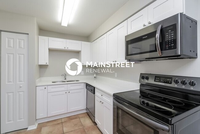Building Photo - 4 Bedroom Pet-Friendly Home in Apopka, FL with Main Street Renewal