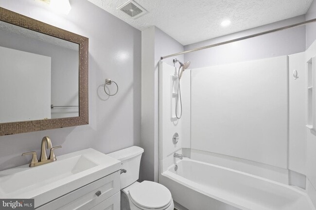 Building Photo - 2916 Bridgehampton Ct