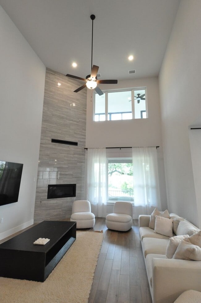 Building Photo - Gorgeous Home with Green Belt view!