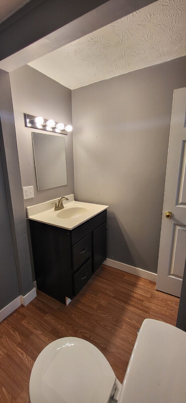 Building Photo - 2 Bedroom Country apartment