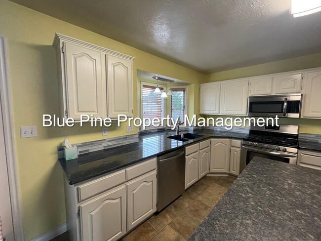 Building Photo - 810 Tennis Ct Dr