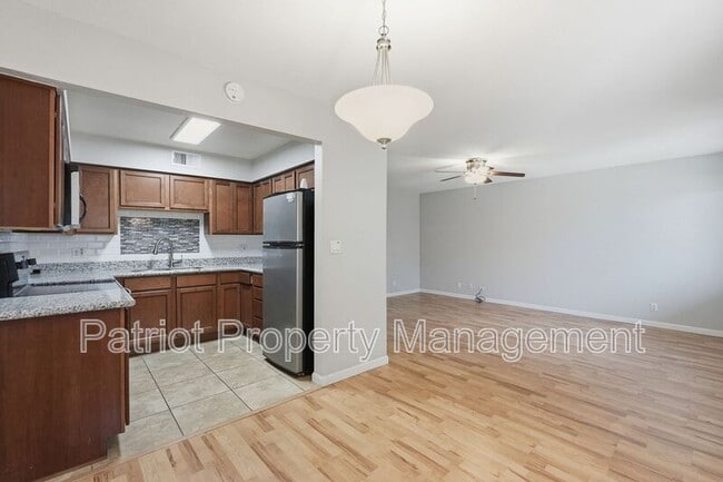 Building Photo - 1702 W Tuckey Ln