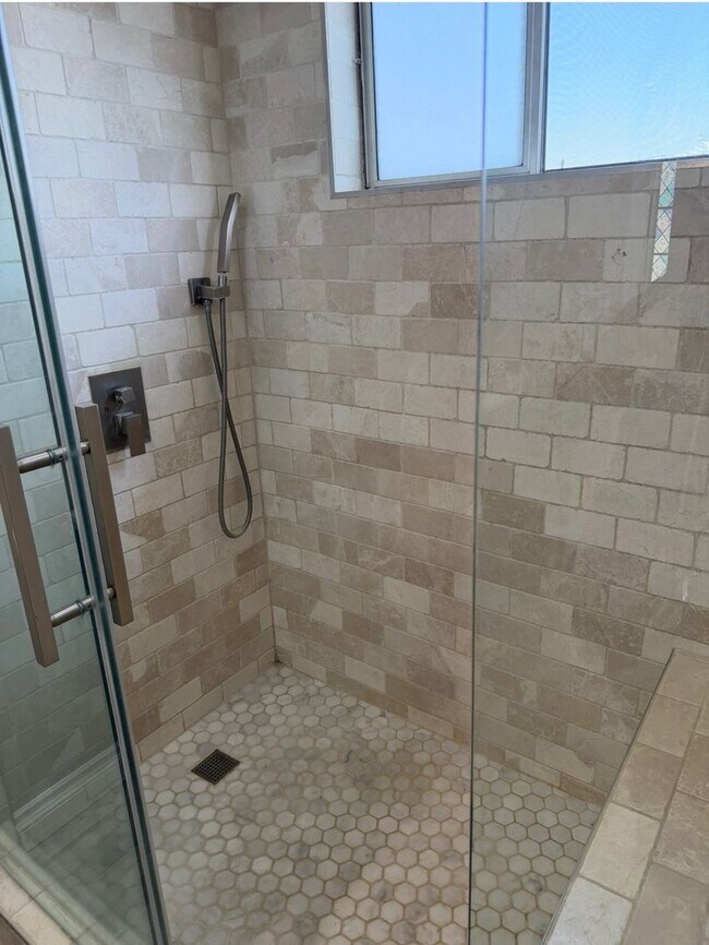 Building Photo - 5 Bed 3 Bath House Available Now!