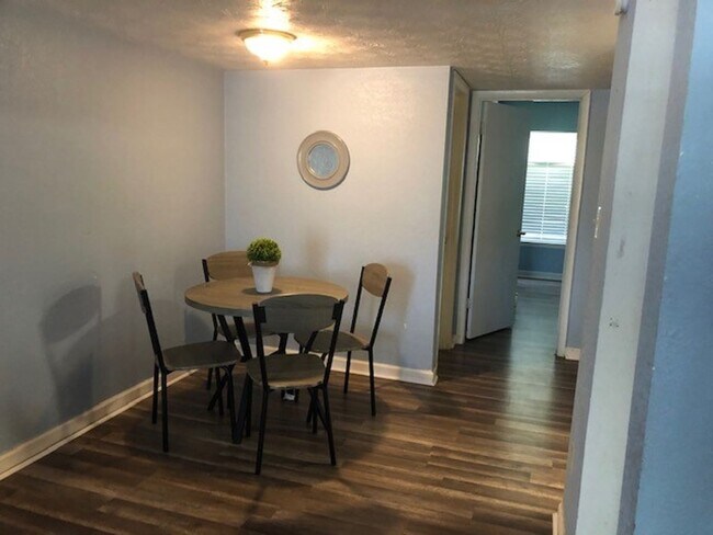 Building Photo - Just move on in- Fully furnished private one bedroom apartment