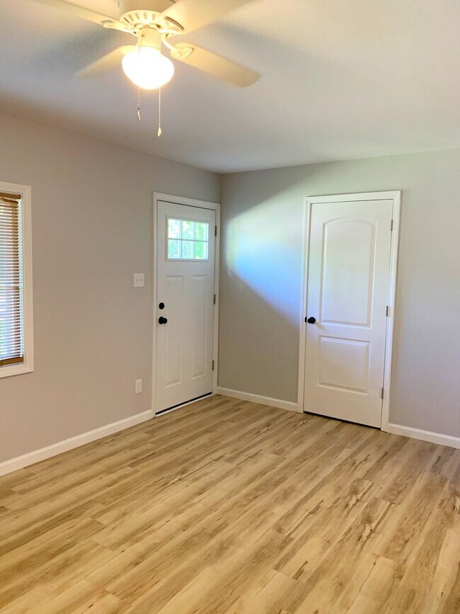 Building Photo - 2522 Meadowlane Dr