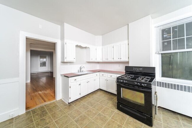 Building Photo - 11 Mann Ave