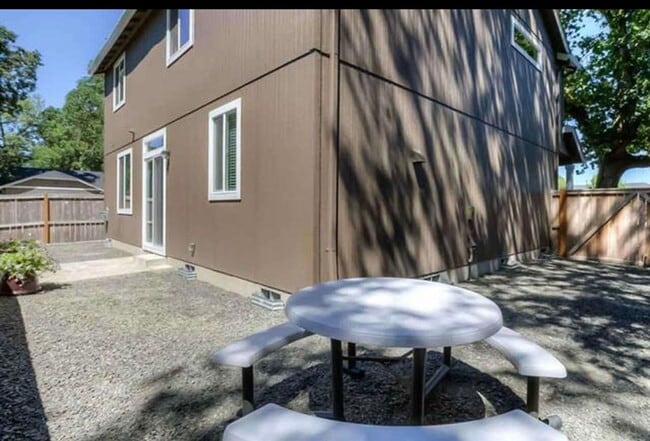Building Photo - 926 NE Oakmont Loop