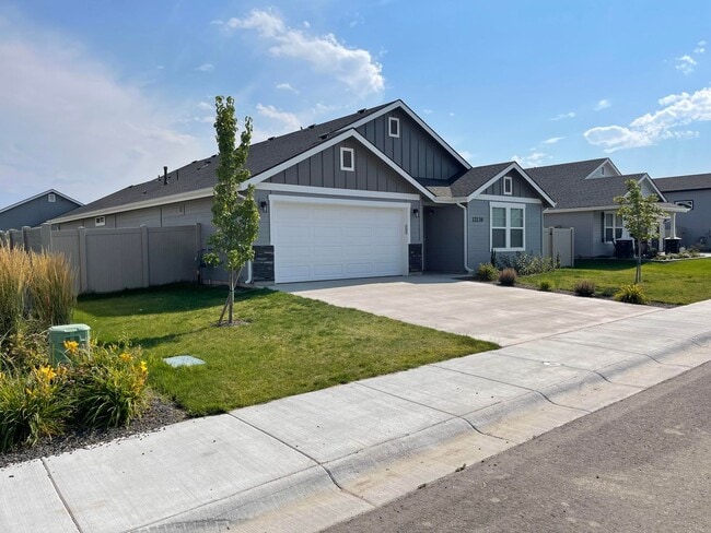 Building Photo - $2,199.00 / Large 4 bed 2 bath / 3 car gar...