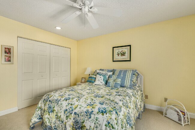 Building Photo - Fully furnished Beachside townhome