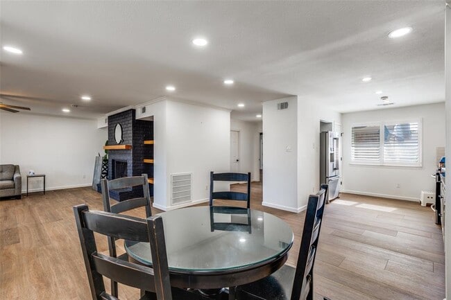 Building Photo - 11127 Pinehurst Dr #C C