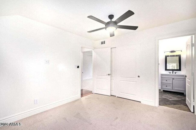 Building Photo - 1530 S River Dr