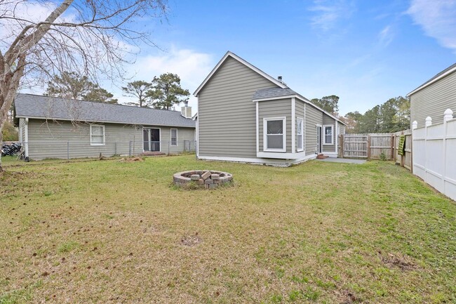 Building Photo - Adorable Bungalow close to base!