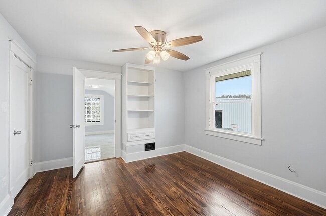 Building Photo - Three Bedroom Home in Hamilton!