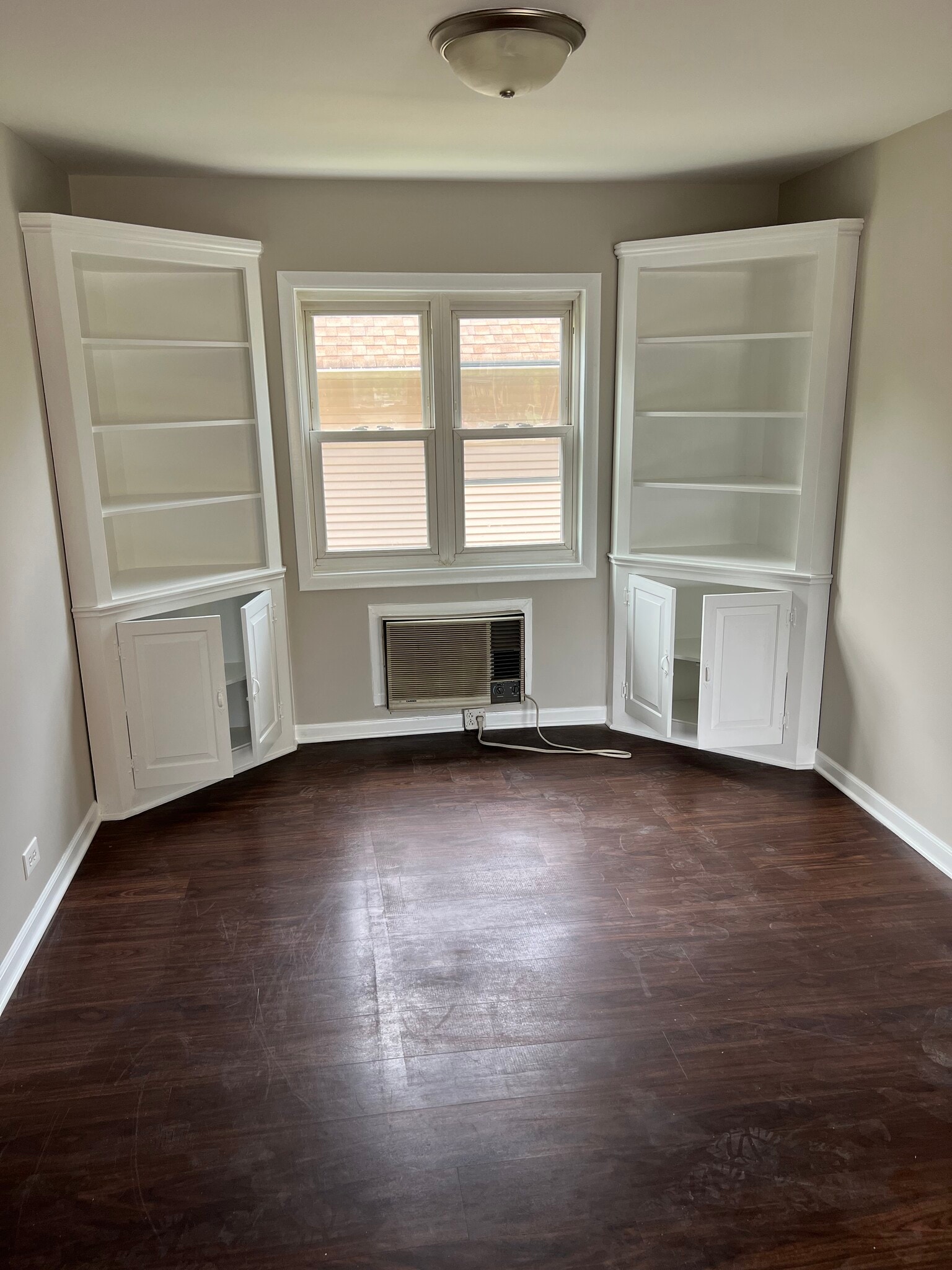 Building Photo - 1050 W Touhy Ave