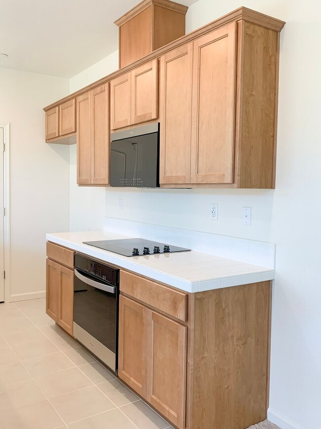 Building Photo - 2025 Built 3/2.5 in Hollister