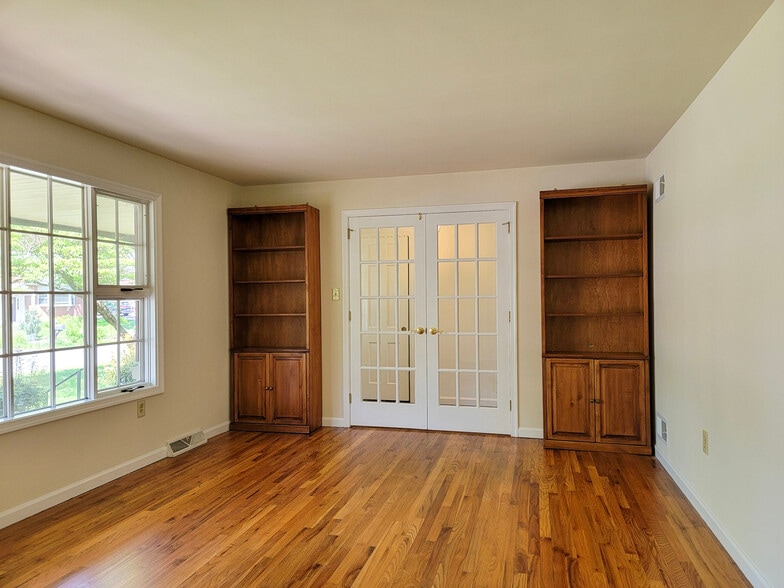 Building Photo - 1404 Carlton Dr