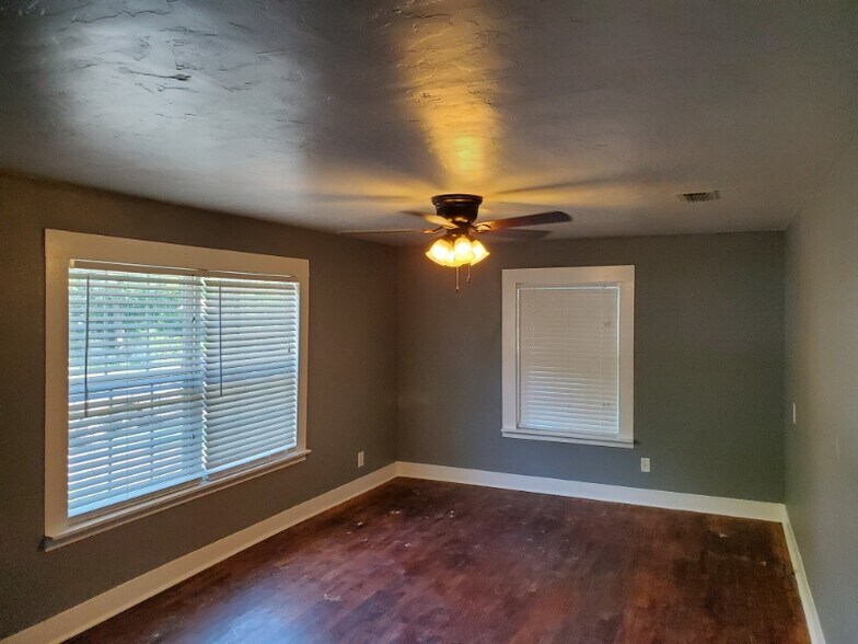 Building Photo - 901 N Bledsoe St