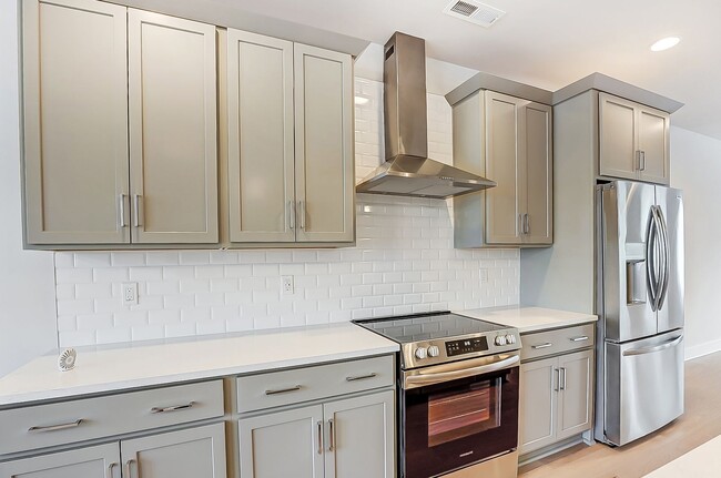 Building Photo - NEW TOWNHOME W/ ROOFTOP TERRACE @ 5West Te...
