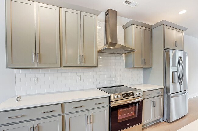 Building Photo - TOWNHOME W/ ROOFTOP TERRACE @ 5West Terraces!